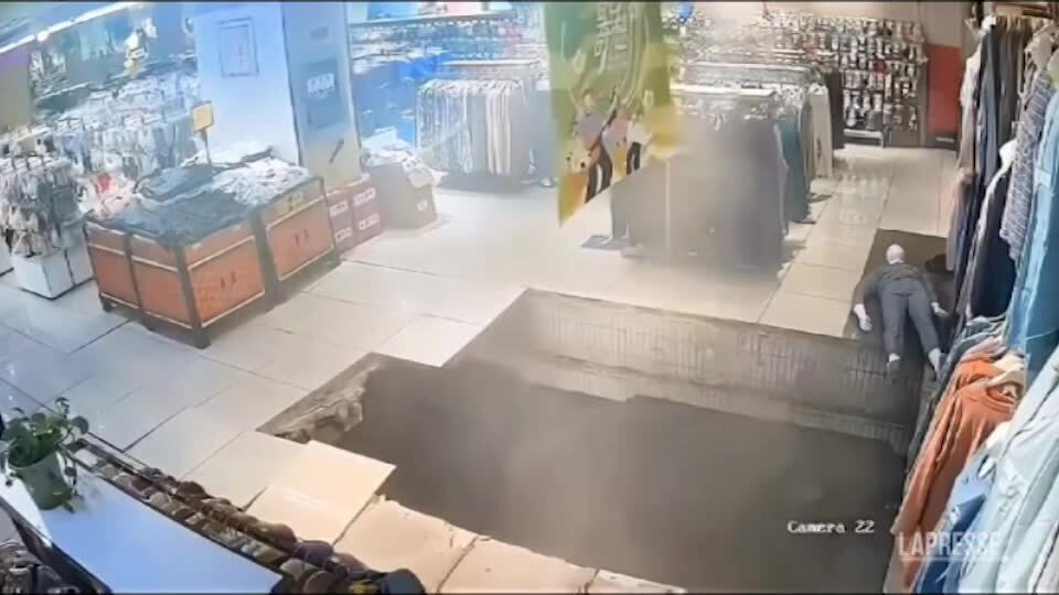 Cina, crolla il pavimento in un negozio: donna inghiottita dal vuoto