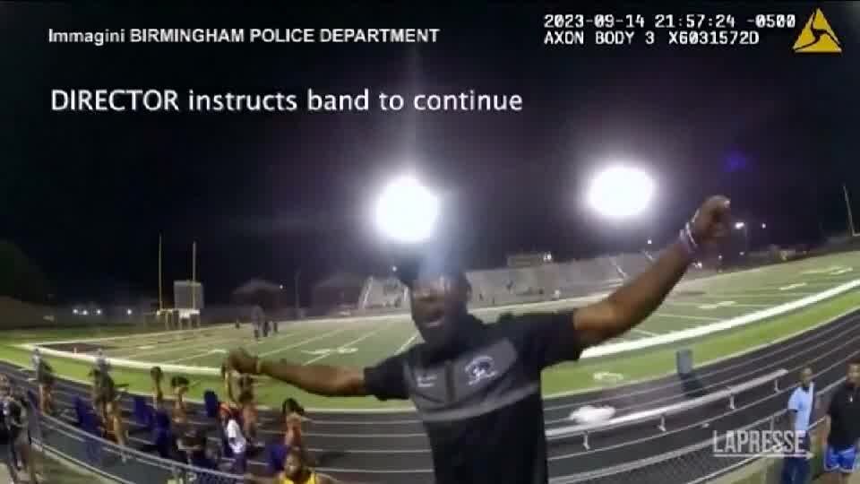 Usa, direttore di una banda musicale si rifiuta di fermare la musica: poliziotto lo stordisce con il teaser