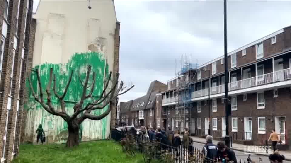 Londra, spunta un nuovo murale di Banksy: effetto ottico per l'ambiente