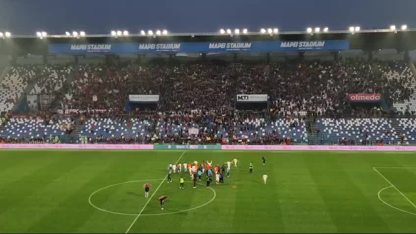 La Reggiana festeggia la salvezza dopo la vittoria nel derby col Modena