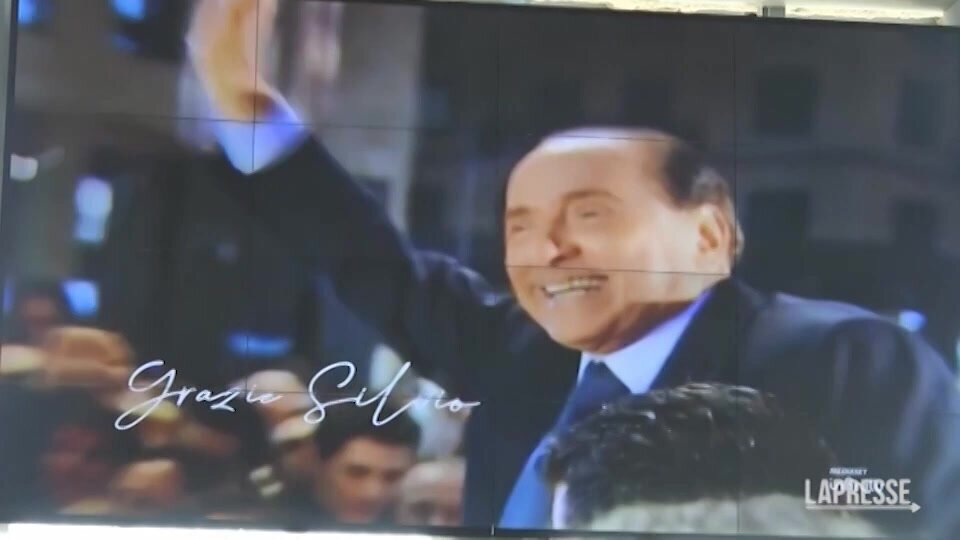 Berlusconi, la commozione della figlia Barbara durante la cerimonia a Palazzo Lombardia