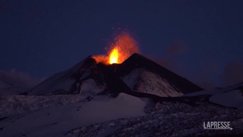 Catania, nuova spettacolare eruzione dell'Etna
