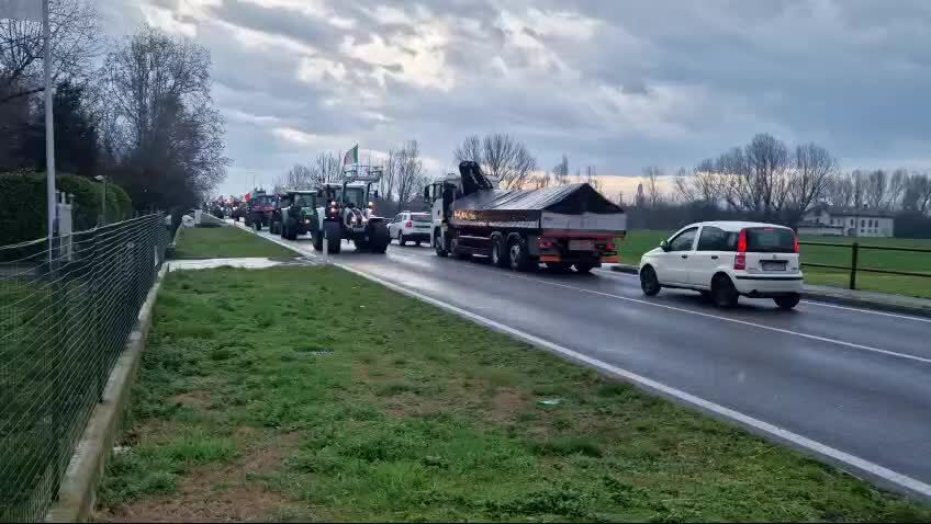 Reggio Emilia, la protesta dei trattori sulla via Emilia