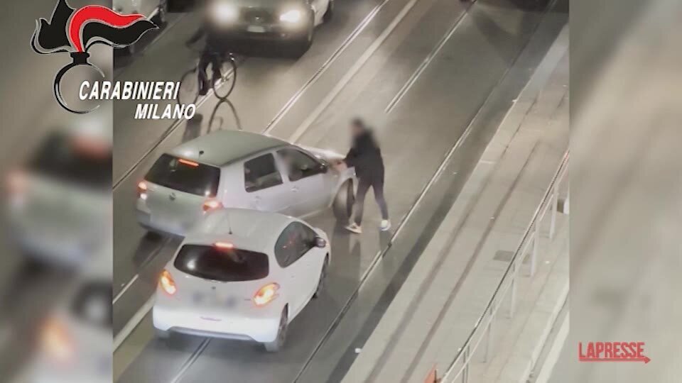 Milano, picchia e rapina un automobilista, arrestato 33enne