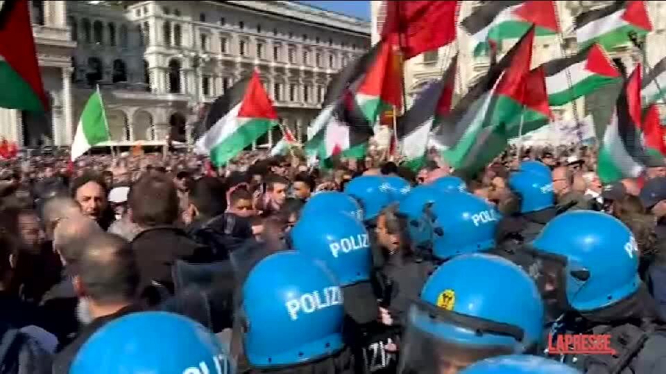 25 Aprile, tensione alla manifestazione di Milano: cariche della polizia