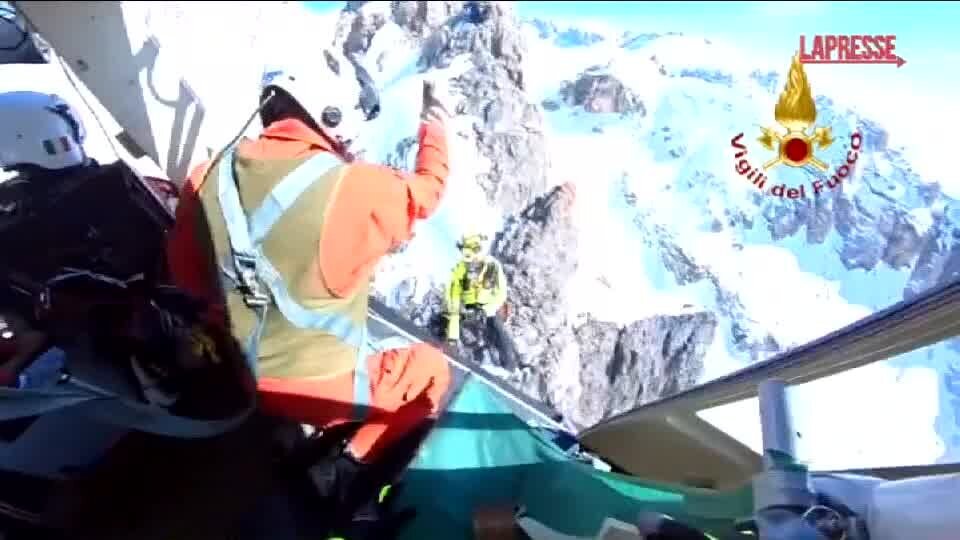 Cuneo, alpinista bloccato a 2.800 metri di altezza: lo spettacolare salvataggio con l'elicottero