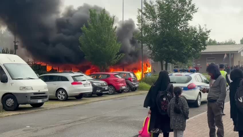 Correggio, distrutto dalle fiamme un autobus di linea vicino alle scuole