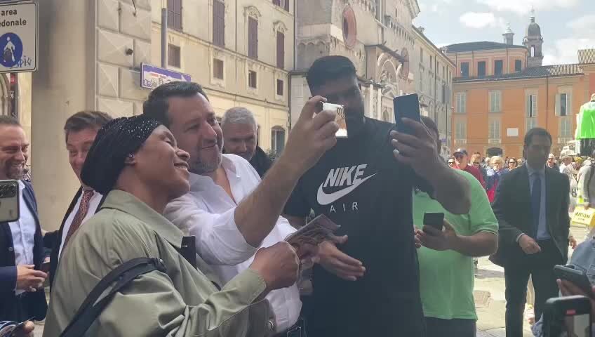 Reggio Emilia, bagno di folla per Salvini in città per il candidato Tarquini