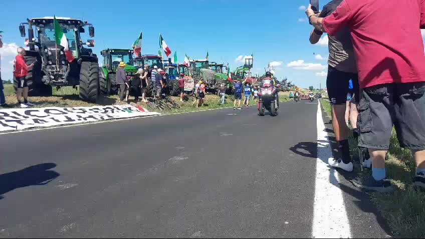 Reggio Emilia, la protesta dei trattori arriva al Giro d'Italia: il passaggio tra le bandiere della corsa rosa