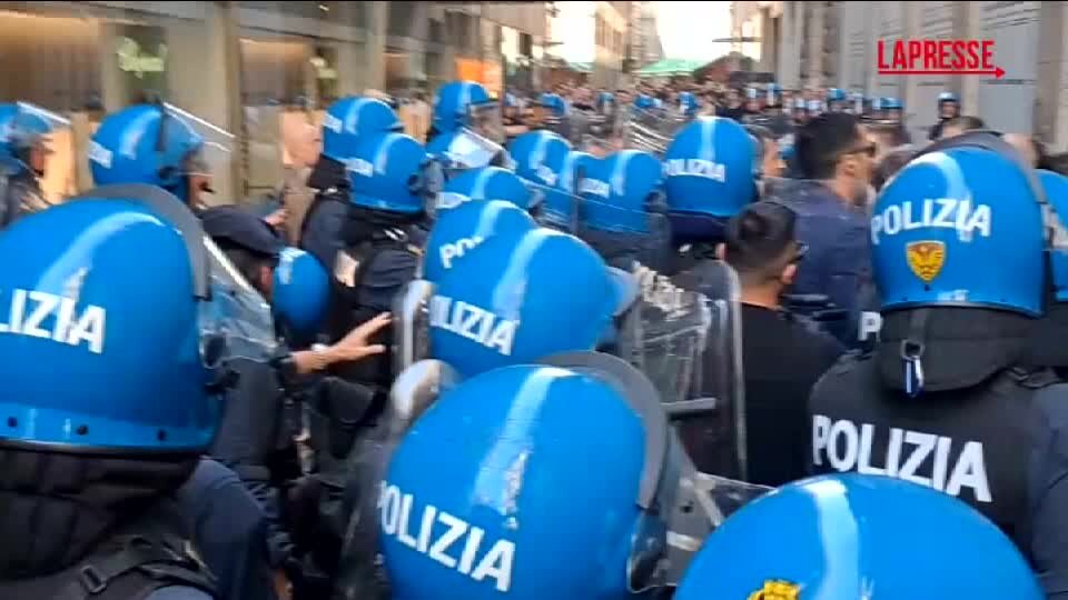 Milano, tensioni manifestanti-polizia in piazza Duomo prima di comizio Lega