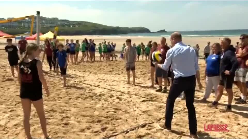 Regno Unito, beach volley in camicia per il Principe William
