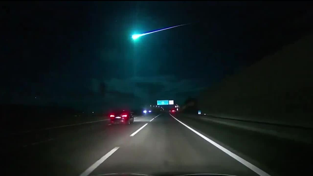 Un meteorite illumina la notte del Portogallo: le immagini spettacolari