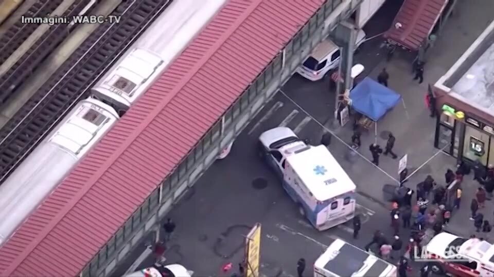 Usa, sparatoria in metropolitana New York: un morto e 5 feriti