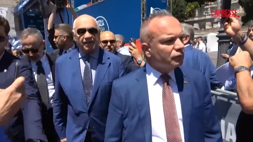 Fratelli d’Italia, Montaruli respinge Nordio dal palco: “I ministri devono stare in piazza”