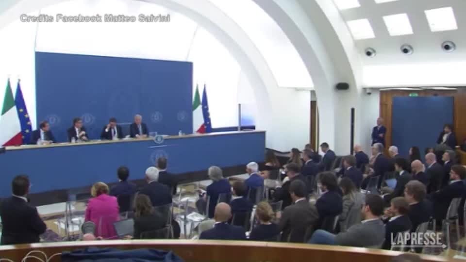 Ponte sullo Stretto, il ministro Salvini: "C'è copertura necessaria in manovra, carta canta"
