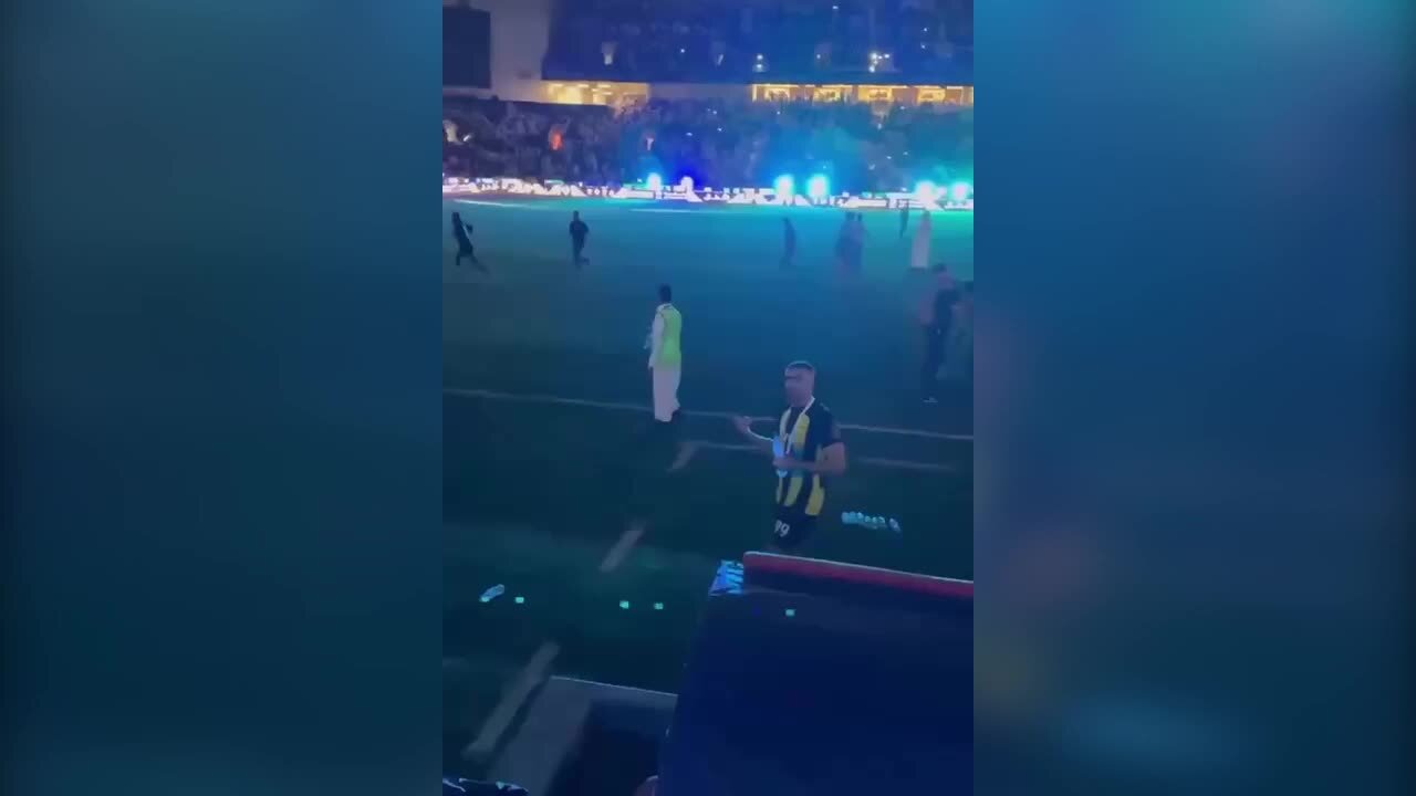 Follia in Arabia Saudita durante una partita: calciatore preso a frustate da tifoso