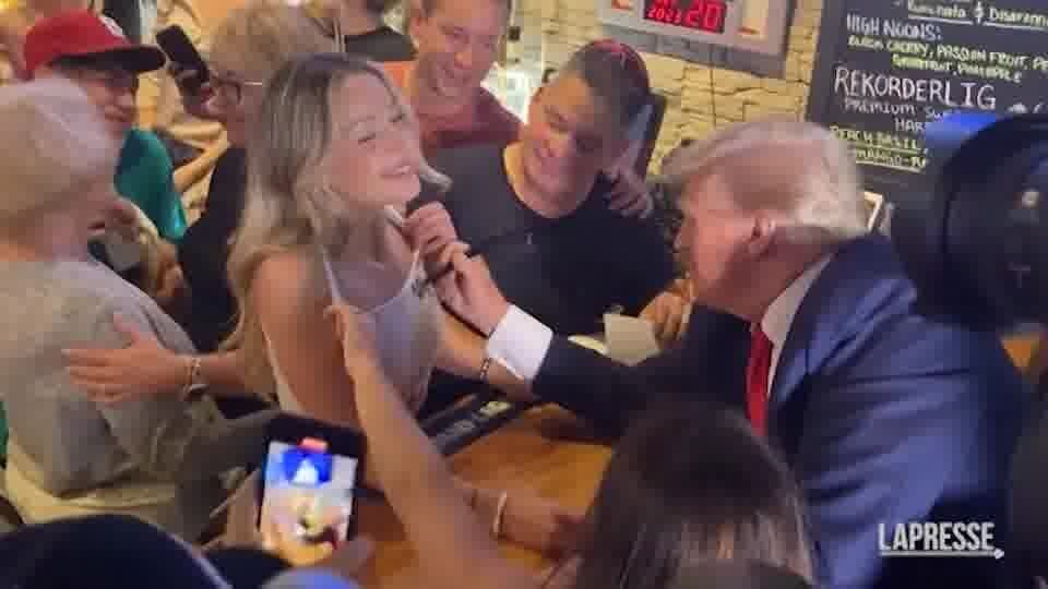 Usa, Trump autografa il top di una supporter