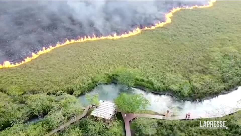 Brasile, pompieri cercano di domare incendio a Bonito