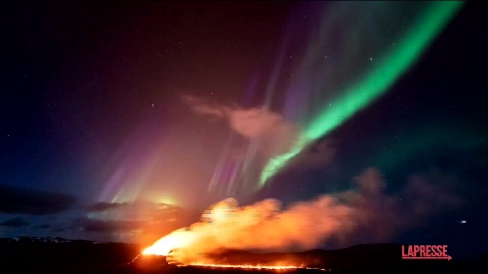 Islanda, vulcano erutta mentre in cielo c'è l'aurora boreale: lo straordinario timelapse