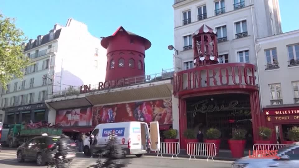 Parigi, cadute le pale del Moulin Rouge: le immagini
