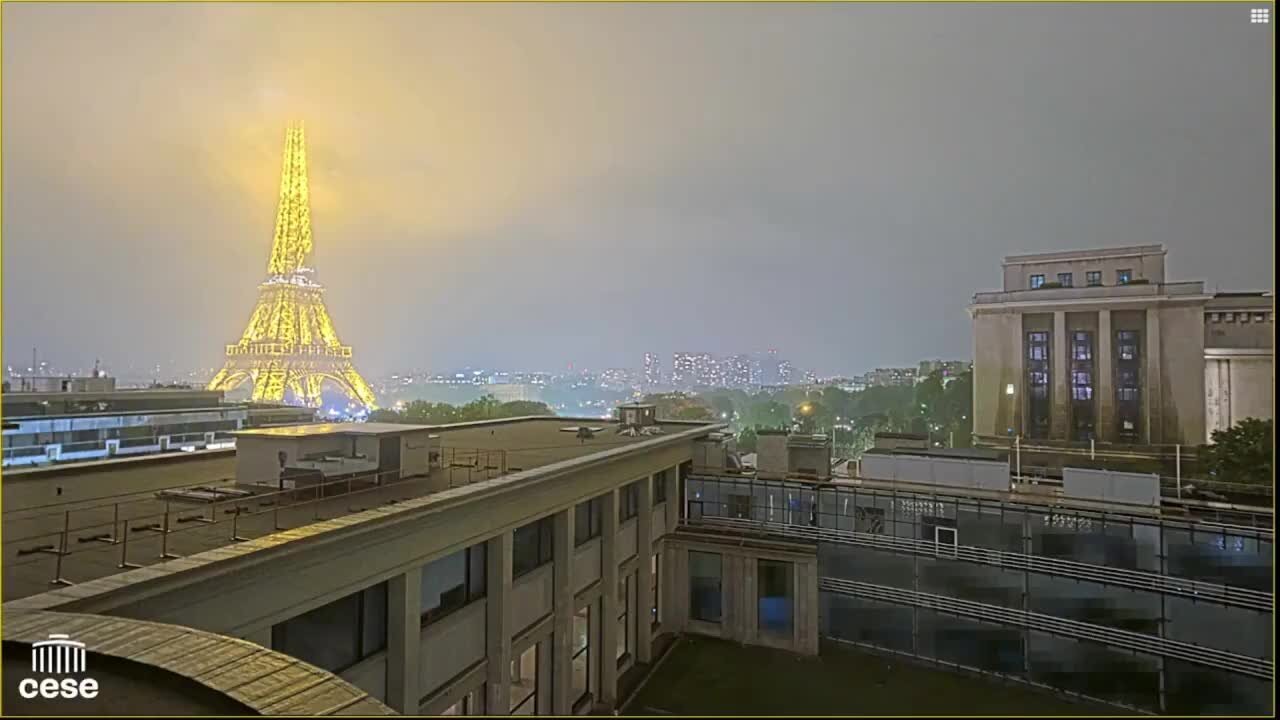 Il fulmine colpisce la Tour Eiffel nella notte: l'impatto è spettacolare