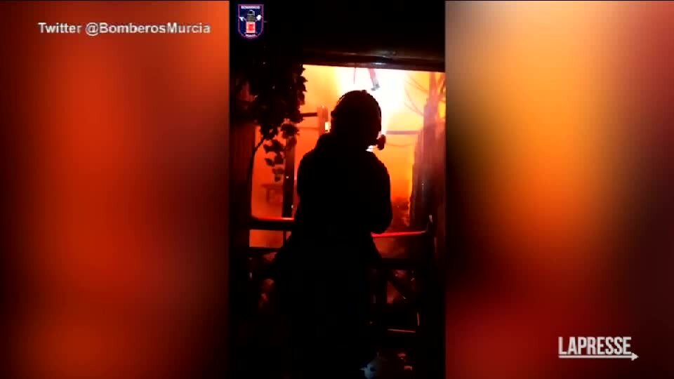 Spagna, incendio in discoteca: 13 morti. I vigili del fuoco dentro il rogo