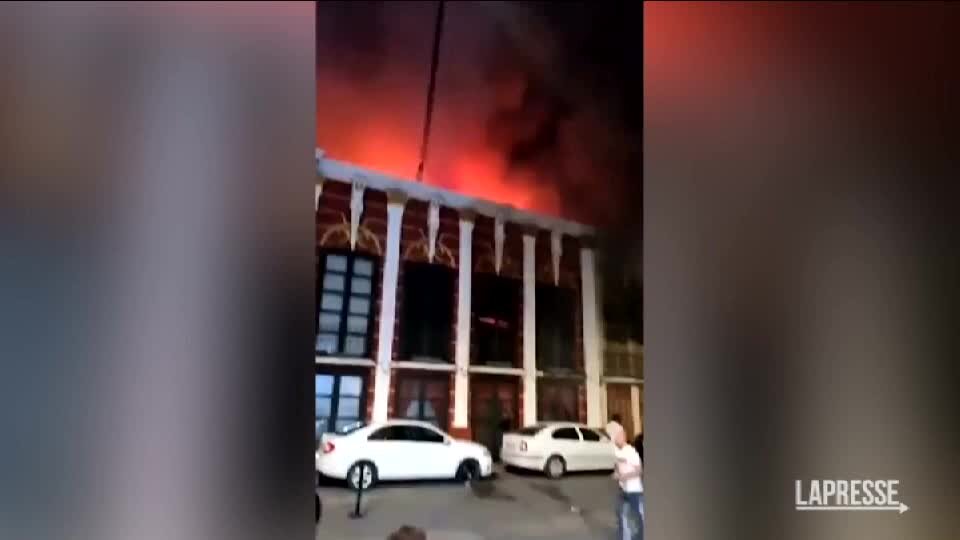 Spagna, incendio in una discoteca: almeno 13 morti a Murcia. Il rogo nel locale