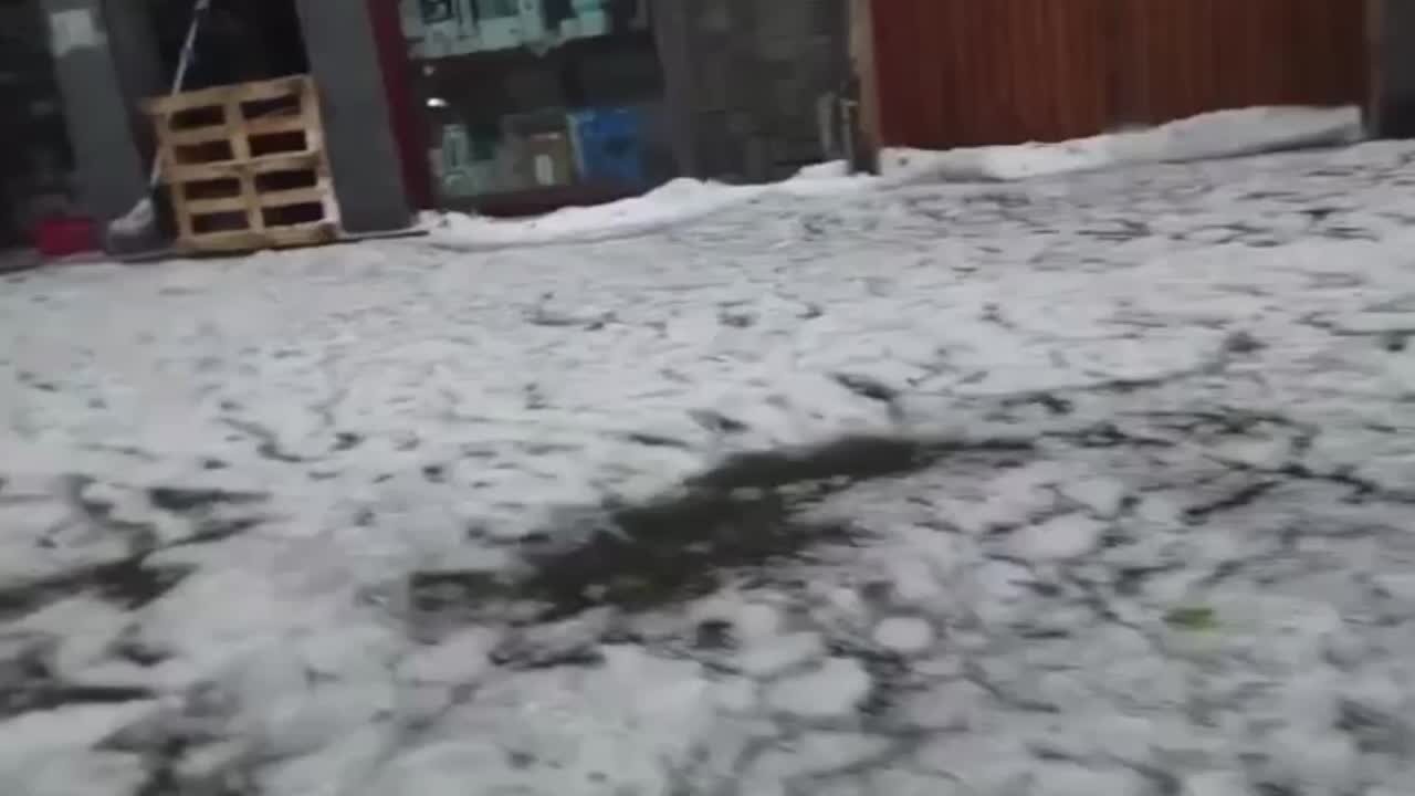 Grandinata da record a Torino: strade invase da acqua e ghiaccio