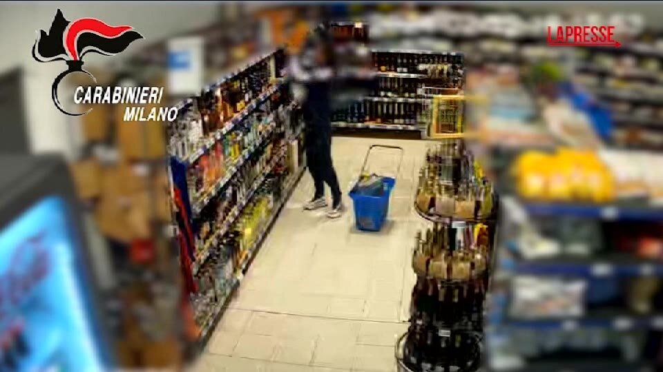 Milano, ladri di bottiglie costose nei supermercati: scoperti dalle telecamere