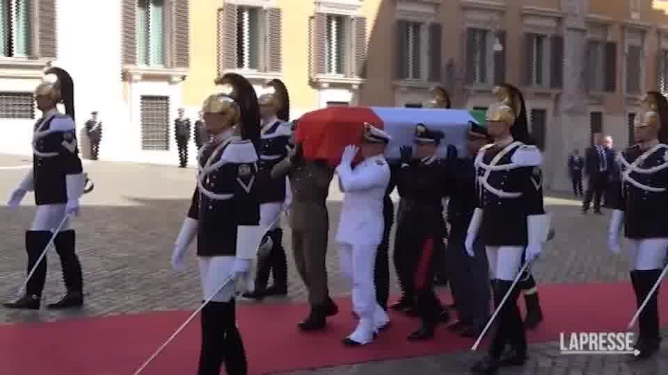 Funerali Napolitano, applausi in Piazza Montecitorio all’arrivo del feretro