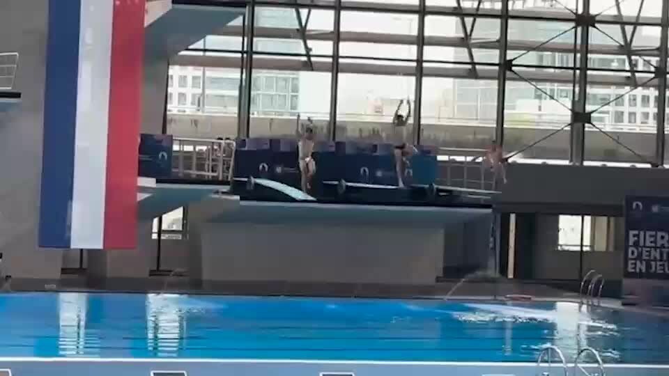 Il tuffatore olimpico scivola e cade in acqua: il momento della caduta