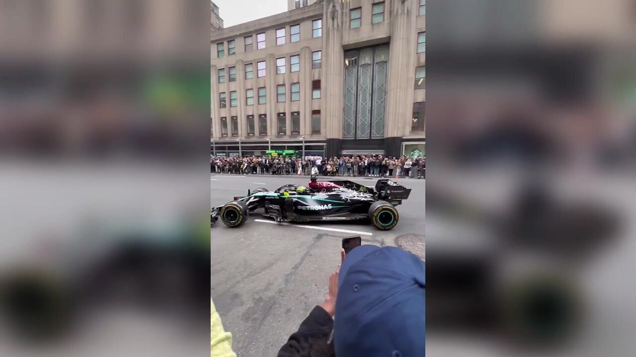 Lewis Hamilton, spettacolo con sua Mercedes F1 davanti all'Empire State Building