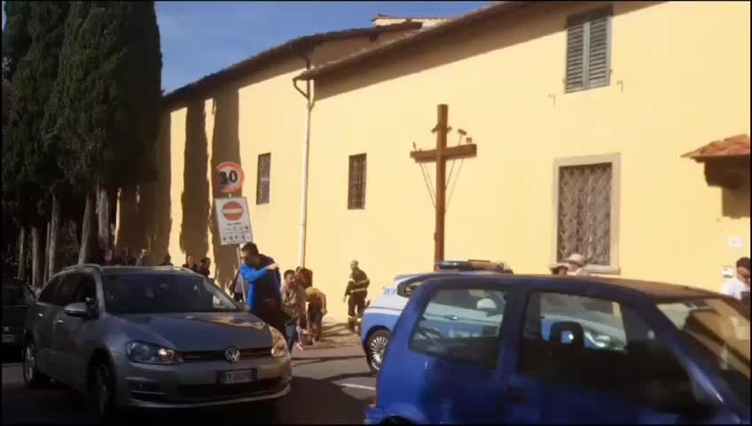 Firenze, sgomberato l’ex monastero a Careggi: “Occupiamo perché non ci possiamo permettere un affitto in città”