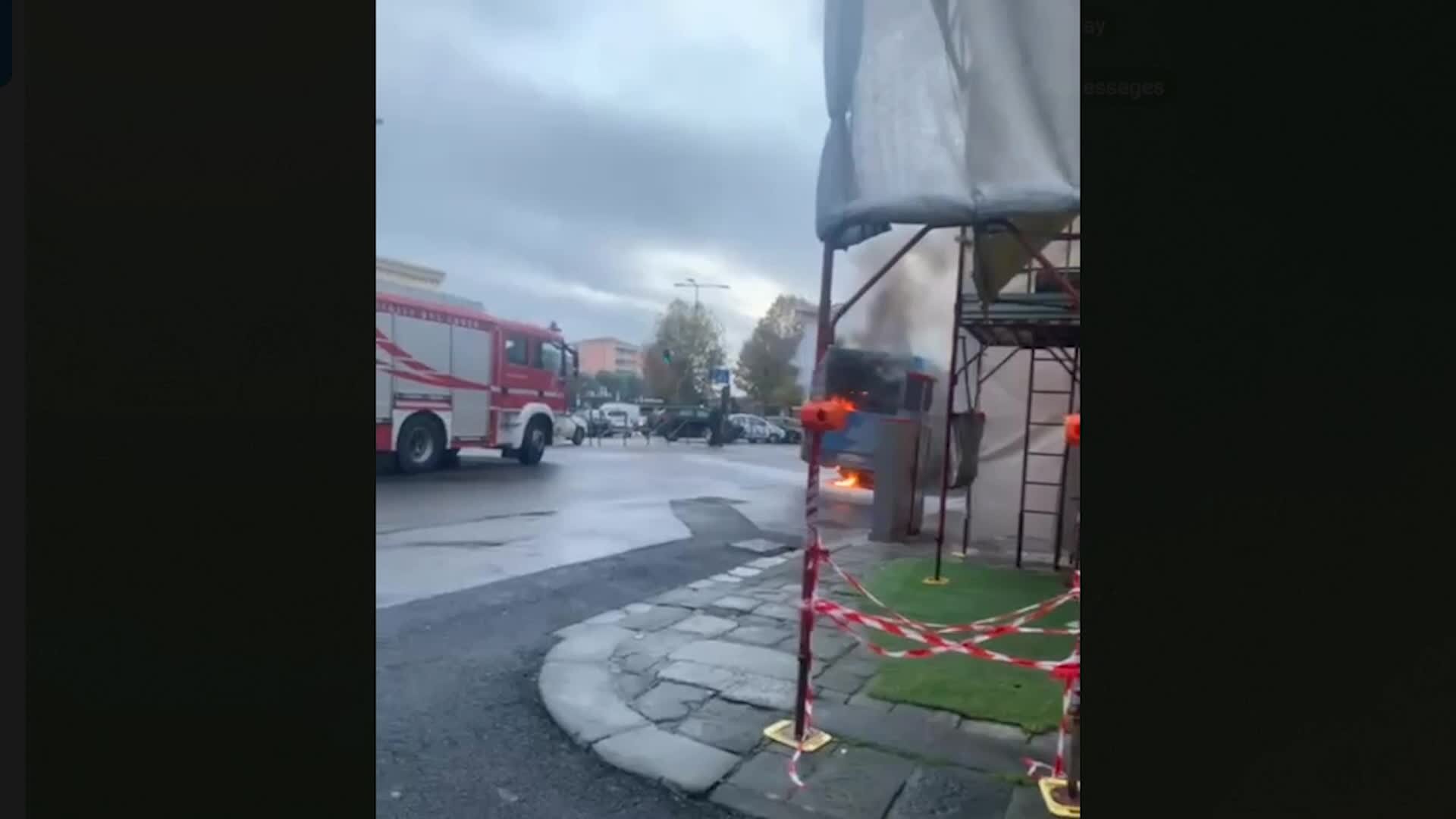 Pescia, bus prende fuoco alla stazione
