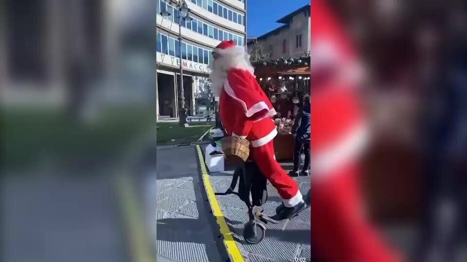 Pisa, la corsa in monopattino di Babbo Natale finisce... a terra
