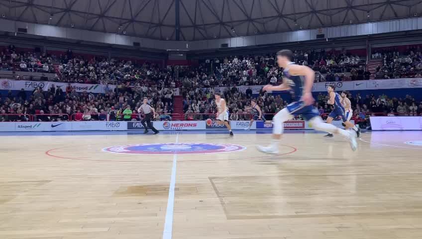 Basket, ultimi secondi e festeggiamenti del derby di Montecatini con la Fabo che batte la Gema
