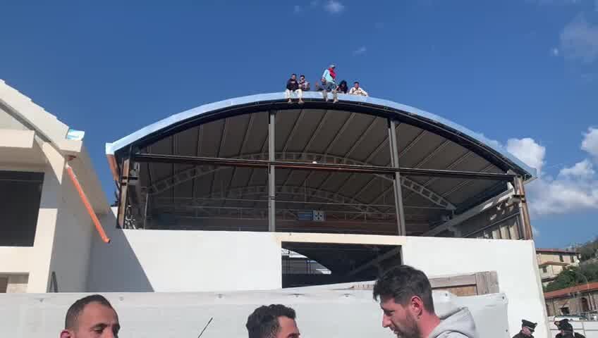 Pietrasanta, la protesta degli operai saliti sul tetto di un capannone: "Da 4 mesi senza stipendio"
