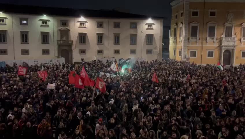 Pisa, le cariche al corteo pro-Palestina: in migliaia protestano in piazza dei Cavalieri