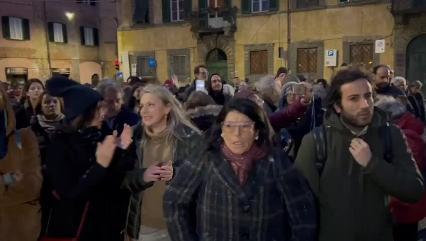 Pisa si indigna, Lungarni bloccati da migliaia di persone per protesta