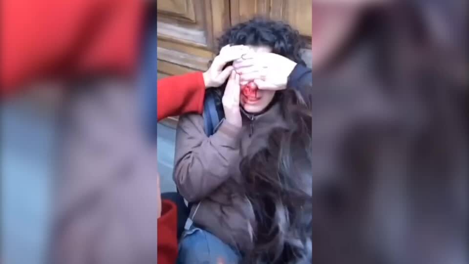 Scontri tra polizia e studenti, la ragazza ferita a Firenze