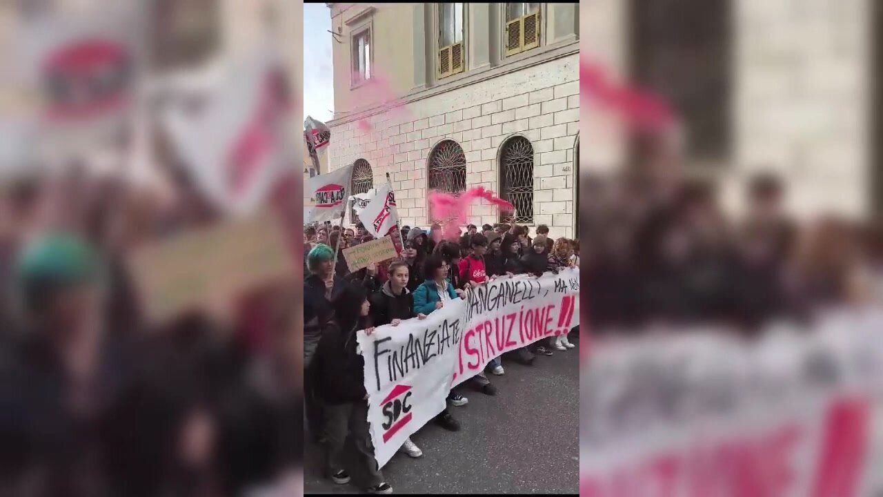Livorno, la protesta dei licei dopo gli allagamenti a scuola: "Fuori i manganelli dentro gli ombrelli”