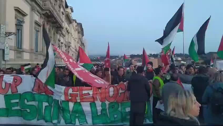 Firenze, al via la manifestazione di fronte al consolato Usa