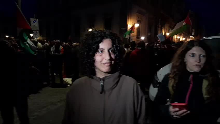 Firenze, dopo le manganellate Maria torna in piazza: "Non ci facciamo intimorire dalla violenza"