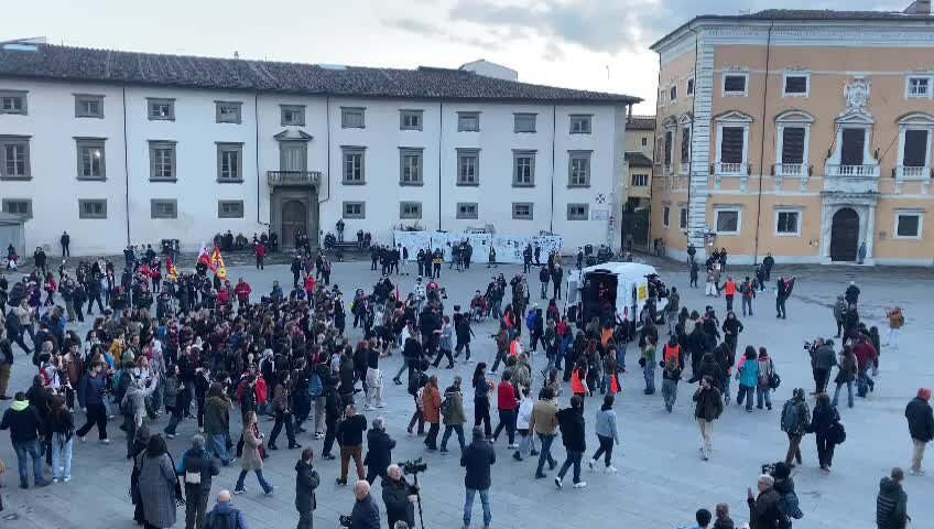 Pisa, migliaia di studenti in corteo: l'arrivo in piazza dei Cavalieri