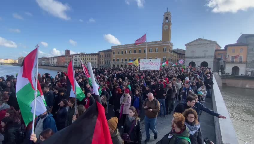 Pisa, il corteo degli studenti sfila sul Ponte di Mezzo: cori e bandiere pro Palestina