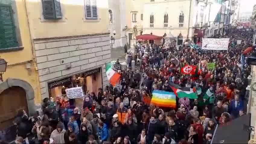 Pisa, sono migliaia gli studenti in corteo: eccoli sfilare in Corso Italia