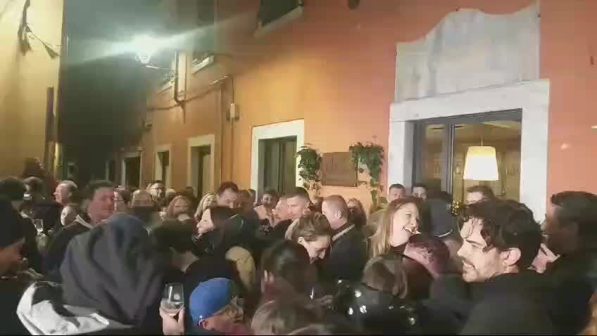 4 Ristoranti a Carrara, Alessandro Borghese incorona la Locanda Patrizia e scoppia la festa fuori dal locale