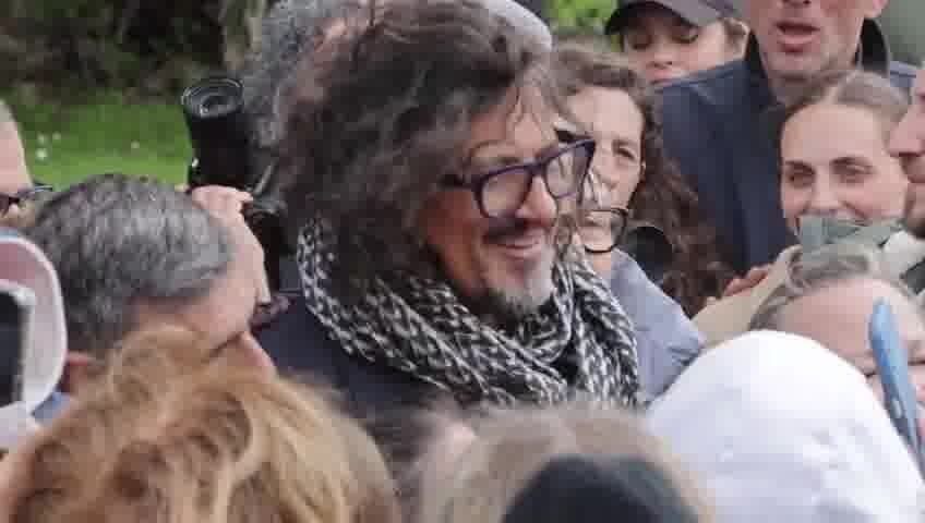 Alessandro Borghese a Carrara, bagno di folla fuori dal ristorante: "Dai chef, facciamoci una foto"