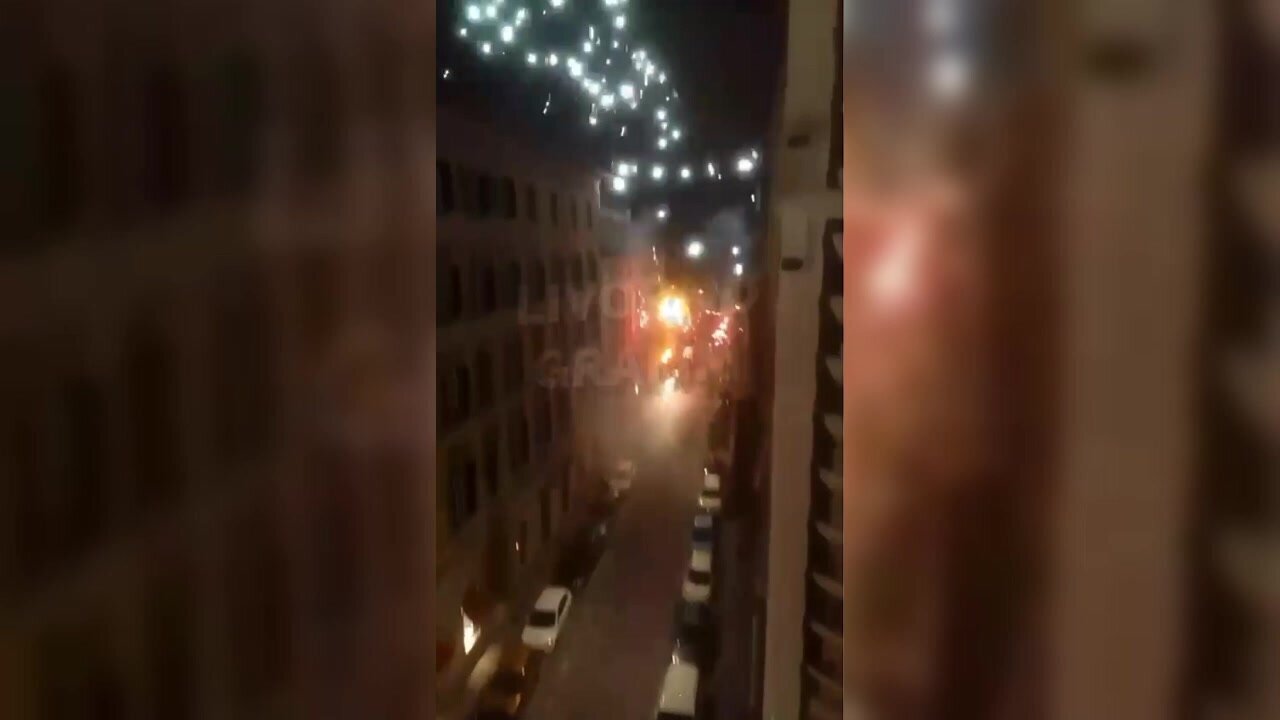 Livorno, notte di caos in via Roma: scoppiano petardi e fuochi d'artificio. Donna sviene per la paura