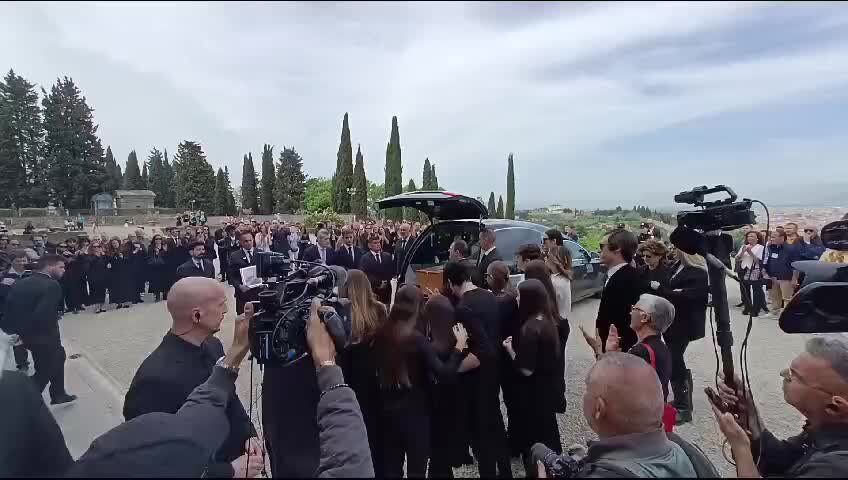 Firenze, funerale di Roberto Cavalli: il lungo applauso all'arrivo del feretro